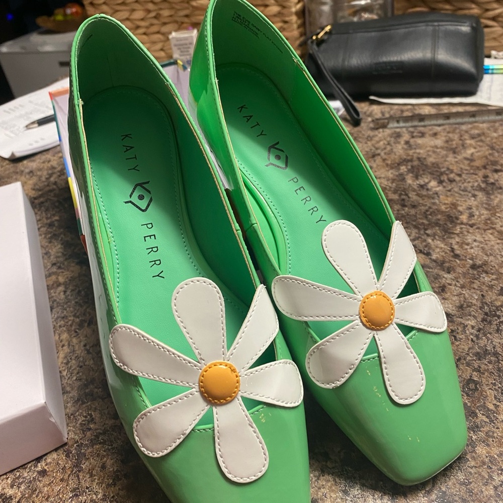 Katy Perry Collections Green Flats with Daisy Accent Size 7